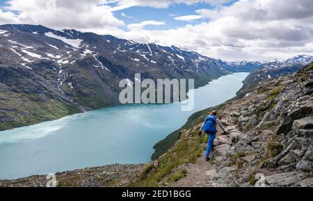 Randonnée sur la randonnée de Besseggen, promenade sur les crêtes, lac Gjende, parc national de Jotunheimen, Vaga, Innlandet, Norvège Banque D'Images