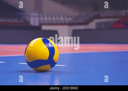 Volley-ball sur fond de parquet en bois flou. Bannière, espace pour le texte, vue rapprochée avec détails. Banque D'Images