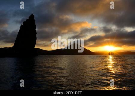 Pinnacle Rock au coucher du soleil avec des nuages, île Bartolomé, Galapagos, Equateur Banque D'Images