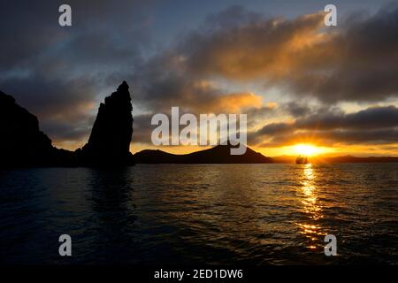 Pinnacle Rock au coucher du soleil avec des nuages, île Bartolomé, Galapagos, Equateur Banque D'Images