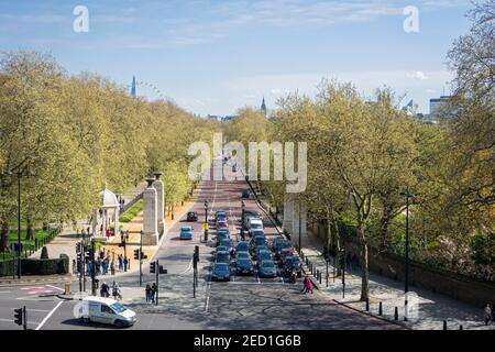 Vue aérienne sur Constitution Hill entre Green Park et Buckingham Palace Gardens, Londres, Royaume-Uni Banque D'Images