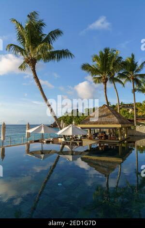 Belvédère au bord de la piscine, le domaine de l'Orangeraie Resort, la Digue, Seychelles Banque D'Images