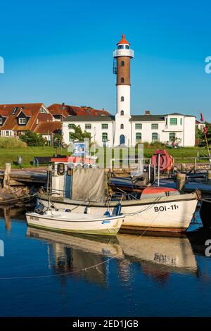 Bateaux de pêche et phare dans le port de Timmendorf sur l'île de Poel, Mecklembourg-Poméranie-Occidentale, Allemagne Banque D'Images