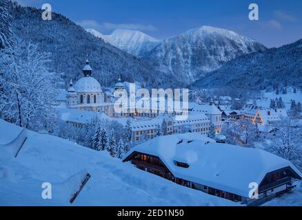 Vue sur le village avec le monastère au crépuscule, Ettal, Ettaler Sattel, Parc naturel des Alpes d'Ammergau, haute-Bavière, Bavière, Allemagne Banque D'Images