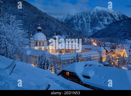 Vue sur le village avec le monastère au crépuscule, Ettal, Ettaler Sattel, Parc naturel des Alpes d'Ammergau, haute-Bavière, Bavière, Allemagne Banque D'Images