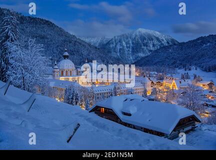 Vue sur le village avec le monastère au crépuscule, Ettal, Ettaler Sattel, Parc naturel des Alpes d'Ammergau, haute-Bavière, Bavière, Allemagne Banque D'Images