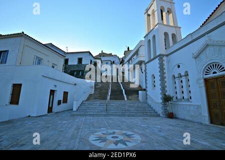 Paysage avec vue panoramique de Chora, la capitale de l'île d'Andros dans les Cyclades, Grèce. Banque D'Images