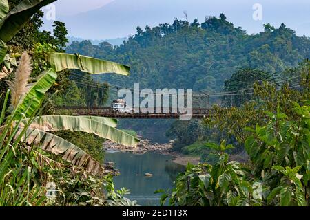 Pont en acier dans les montagnes éloignées de Manipur, Inde Banque D'Images