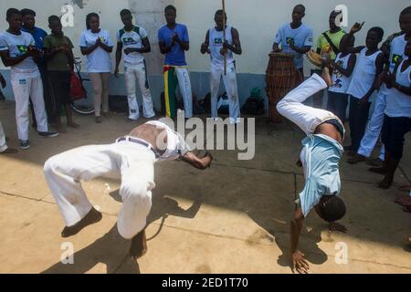 Jeunes garçons qui exécutent Capoeira dans la ville de Sao Tomé, Sao Tomé-et-principe, océan Atlantique Banque D'Images