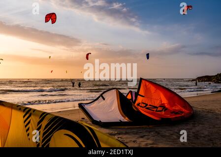 Kitesurf plage, kiteboarding sport, kites n la plage et dans l'air au coucher du soleil, or notre paysage de Kite emplacement, 2021, fond d'écran Banque D'Images