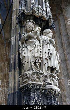 Figure décoration sur le portail principal, Maria et Martin, Ulm Minster, Muensterplatz, Ulm, Baden-Wuerttemberg, Allemagne Banque D'Images