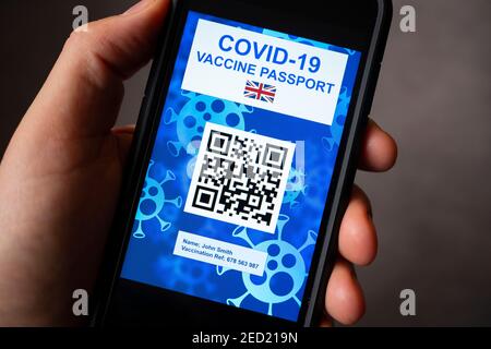 Conception conceptuelle d'un éventuel passeport de vaccination électronique Covid-19 du gouvernement britannique en utilisant le code QR sur un smartphone. Banque D'Images