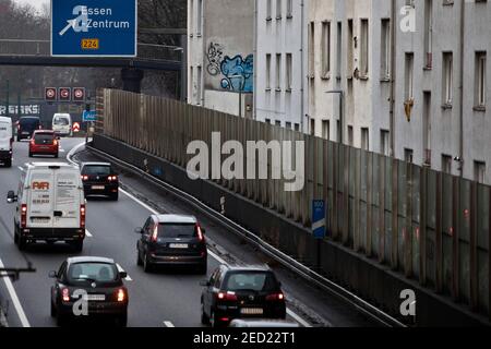 L'AUTOROUTE A 40 traverse la ville et passe par les appartements de location, Essen, région de la Ruhr, Rhénanie-du-Nord-Westphalie, Allemagne Banque D'Images