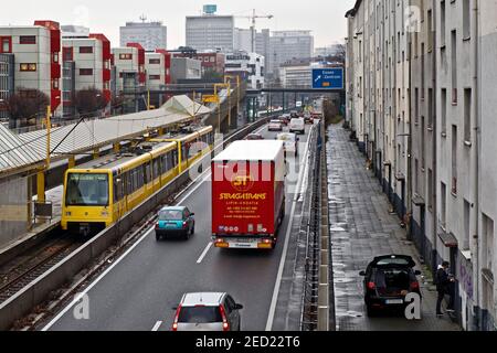 L'AUTOROUTE A 40 traverse la ville et passe par les appartements de location, Essen, région de la Ruhr, Rhénanie-du-Nord-Westphalie, Allemagne Banque D'Images