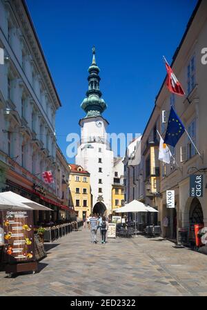 Zone piétonne avec restaurants dans la rue Michalska avec porte de Michael, vieille ville, Bratislava, Slovaquie Banque D'Images