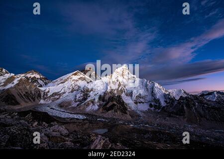 Vue au coucher du soleil depuis Kala Patthar du Mont Everest, Chomolungma, Sagarmatha, 8848m, et Nuptse West Flank, 7861m, avec le glacier Khumbu, Sagarmatha Banque D'Images