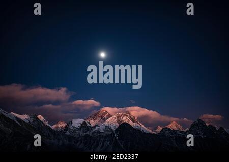 Vue dans la lumière du soir de Renjo la Pass 5417m à l'est sur l'Himalaya avec le mont Everest, 8848m, Khumbu Himal, Himalaya, Népal Banque D'Images