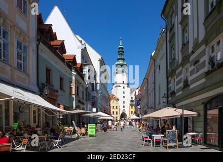 Zone piétonne avec restaurants dans la rue Michalska avec porte de Michael, vieille ville, Bratislava, Slovaquie Banque D'Images