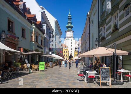 Zone piétonne dans la rue Michalska avec la porte Michaeler, vieille ville, Bratislava, Slovaquie Banque D'Images