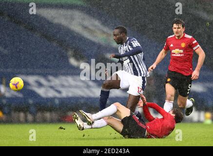 West Bromwich Mbaye Diagne d'Albion a été attaqué par Victor Lindelox de Manchester United lors du match de la première Ligue aux Hawthorns, West Bromwich. Date de la photo: Dimanche 14 février 2021. Banque D'Images