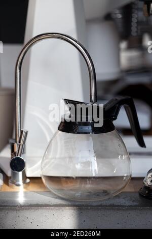 videz la cafetière à filtre en verre en remplissant d'eau, gros plan, personne Banque D'Images