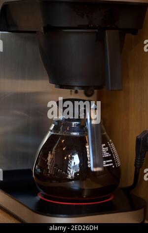 pot en verre de la machine à café en lot plein de café filtre, gros plan, personne Banque D'Images