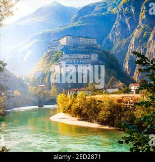 Forteresse de Bard (château) ou Castello di Bard - beau château médiéval dans la vallée d'Aoste. italie du nord Banque D'Images