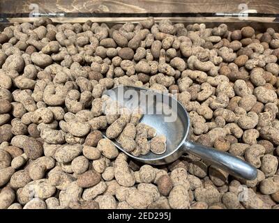 Gros plan d'arachides au chocolat blanc. Appétissant les noix de cajou dans le chocolat au lait sur le comptoir du magasin Banque D'Images