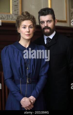 ROSAMUND PIKE et SAM RILEY in RADIOACTIVE (2019), dirigé par MARJANE SATRAPI. Credit: StudioCanal / titre de travail films / Amazon Studios / Album Banque D'Images