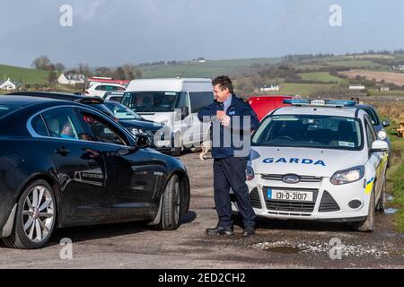 Harbour View Beach, West Cork, Irlande. 14 février 2021. Gardai a monté un point de contrôle à Harbour View Beach aujourd'hui pour s'assurer que les personnes qui visitent la plage se trouvaient dans la limite de 5 km. Le poste de contrôle était occupé par la communauté Kilbrittain Garda John McCarthy. Crédit : AG News/Alay Live News Banque D'Images