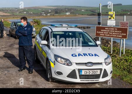 Harbour View Beach, West Cork, Irlande. 14 février 2021. Gardai a monté un point de contrôle à Harbour View Beach aujourd'hui pour s'assurer que les personnes qui visitent la plage se trouvaient dans la limite de 5 km. Le poste de contrôle était occupé par la communauté Kilbrittain Garda John McCarthy. Crédit : AG News/Alay Live News Banque D'Images