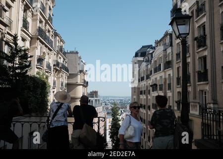 MONTMARTRE, PARIS - 29 JUIN 2019 : touristes à Montmartre regardant la vue depuis le sommet de la rue du Mont Cenis Escaliers. Banque D'Images