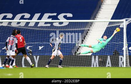 Le gardien de but de West Bromwich Albion Sam Johnstone (à droite) sauve un cliché du Harry Maguire de Manchester United lors du match de la Premier League aux Hawthorns, West Bromwich. Date de la photo: Dimanche 14 février 2021. Banque D'Images