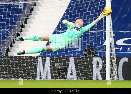 Le gardien de but de West Bromwich Albion Sam Johnstone (à droite) enregistre un cliché de Harry Maguire de Manchester United (non représenté) lors du match de la Premier League aux Hawthorns, West Bromwich. Date de la photo: Dimanche 14 février 2021. Banque D'Images