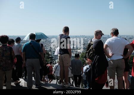 Montmartre, Paris - 29 juin 2019 : touristes aux pas de l'église du Sacré-cœur à Montmartre. Banque D'Images