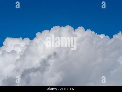 grands nuages dans le ciel bleu, fond paysage Banque D'Images