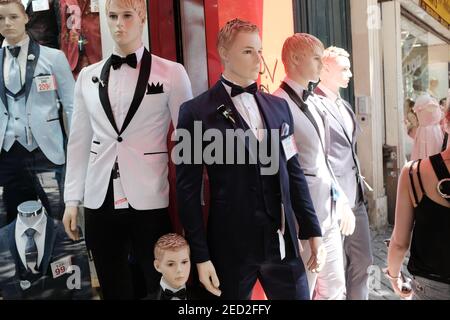 PARIS - 23 JUIN 2019 : mannequins devant une boutique de vêtements. Banque D'Images