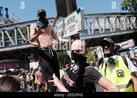 PARIS, FRANCE - 29 JUIN 2019 : les manifestants du bloc BLAC interrompent les 33e manifestations de Gilets Juanes (gilet jaune) à Paris. Banque D'Images
