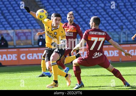 Rome, Italie. 14 février 2021. Rome, Italie, Stadio Olimpico, 14 février 2021, ROME, ITALIE - 14 février : Kevin Bonifazi (L) d'Udinese en action contre Henrikh Mikitaire (R) d'AS Roma pendant AS Roma contre Udinese Calcio - football italien Serie A Match Credit: Claudio Pasquazi/LPS/ZUMA Wire/Alay Live News Banque D'Images