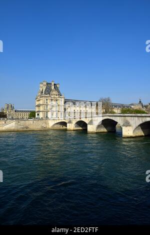 Musée du Louvre et Pont Royal, rue de Rivoli, 1er arrondissement, Paris France Banque D'Images