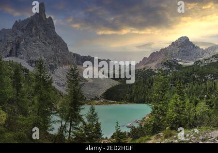 Vue sur le lac de Sorapis et le doigt de Dieu dedans La montagne des Dolomites Banque D'Images