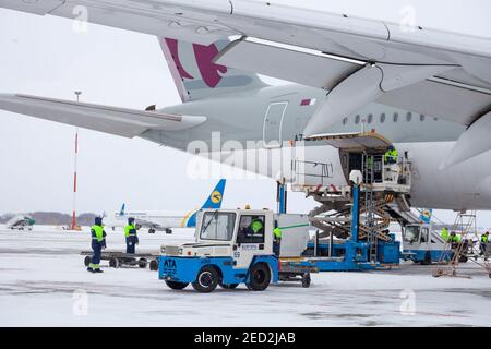 Turbine d'avion. Lames du moteur. Aéroport en hiver dans la neige. Hélice d'avion. Aubes de turbine d'un moteur à jet d'avion. Gros plan. Aviation T Banque D'Images