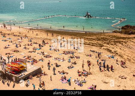 Plage, piscine et piscine de mer à Saint-Malo, France Banque D'Images