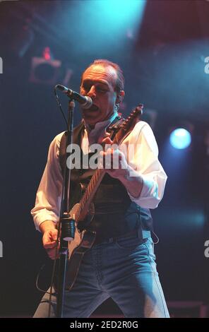 Statu quo en concert à la Wembley Arena de Londres, au Royaume-Uni. 23 octobre 1999 Banque D'Images