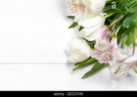 bouquet de fleurs blanches de printemps sur fond blanc en bois avec place pour le texte. maquette avec espace de copie Banque D'Images