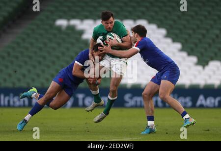 Hugo Keenan (au centre), en Irlande, est attaqué par Arthur Vincent (à gauche) et Damian Penaud lors du match Guinness six Nations au stade Aviva, à Dublin. Date de la photo: Dimanche 14 février 2021. Banque D'Images