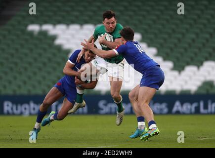 Hugo Keenan (au centre), en Irlande, est attaqué par Arthur Vincent (à gauche) et Damian Penaud lors du match Guinness six Nations au stade Aviva, à Dublin. Date de la photo: Dimanche 14 février 2021. Banque D'Images