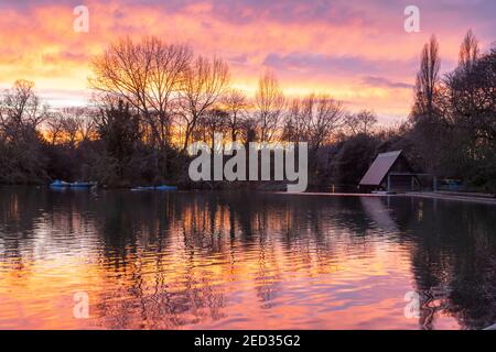 Coucher de soleil et réflexions sur Boating Lakes, Battersea Park, Londres, 3 février 2021 Banque D'Images