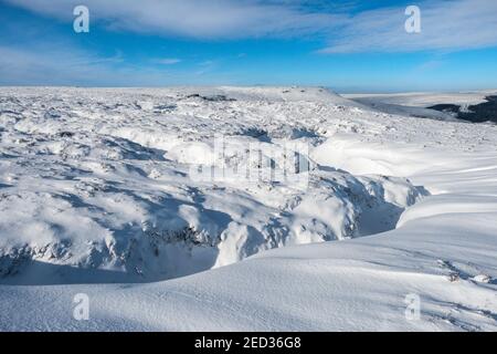 Neige profonde sur le plateau de Kinder Scout , Peak District National Park, Royaume-Uni, Banque D'Images