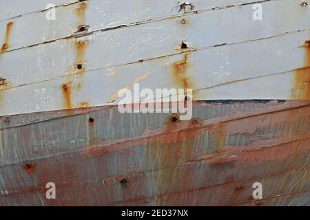 Gros plan de la coque du bateau avec marques de rouille et météo dommages aux planches de bois peintes Banque D'Images